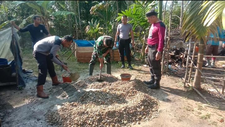 Gotong Royong Semenisasi Jalan, Babinsa Ramil 07/KH Turun Langsung ke Lapangan