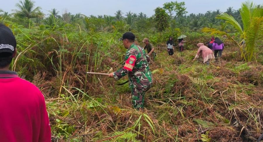 Gotong Royong Sertu Suherman Babinsa 01/Tembilahan dan Warga Perkuat Kebersihan Desa Sungai Intan