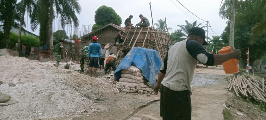 Gotong Royong TNI dan Masyarakat Percepat Pembangunan Jembatan Garuda di Air Hitam