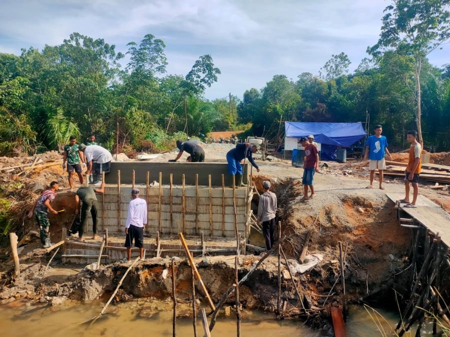 Gotong Royong TNI dan Masyarakat Percepat Pembangunan Jembatan Beton Garuda di Sungai Lome