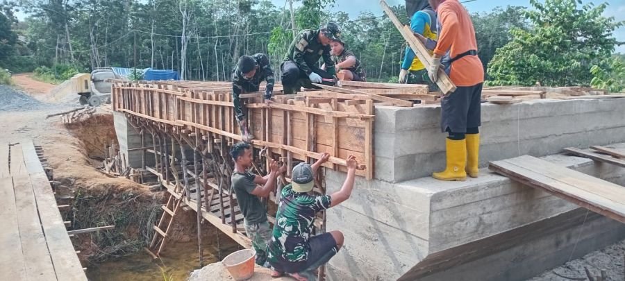 Gotong Royong TNI dan Masyarakat Wujudkan Jembatan Penghubung dalam Program Strategis Presiden RI