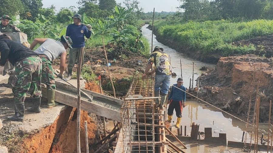 Gotong Royong TNI dan Warga, Jembatan Armco Sungai Mantrus Terus Dikerjakan