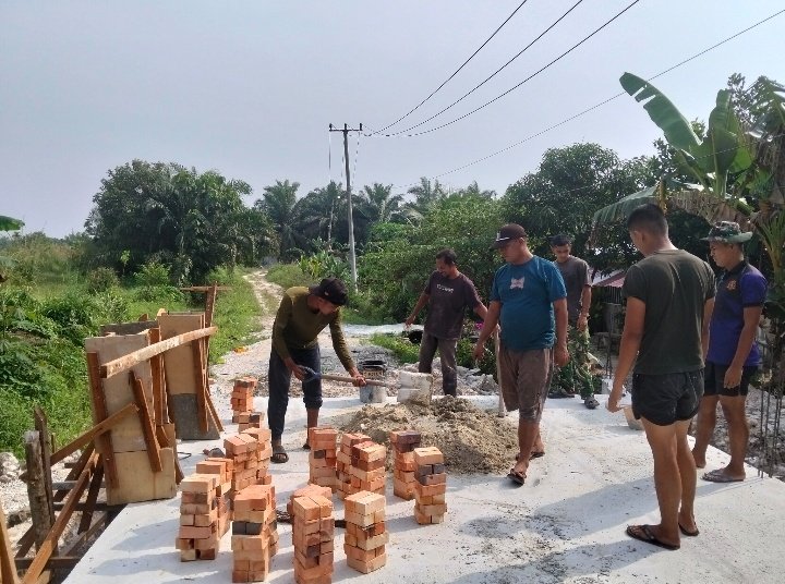 Gotong Royong TNI dan Warga Percepat Penyelesaian Jembatan Gantung Garuda Beton