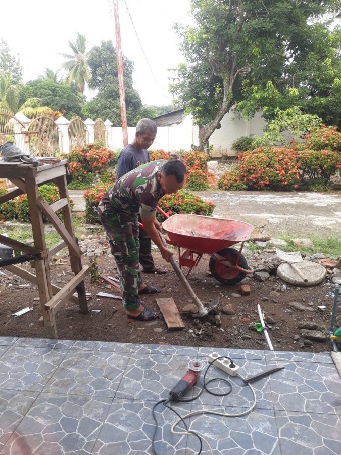 Gotong Royong TNI dan Warga: Wujudkan Desa Teluk Kenidai Bersih dan Sehat