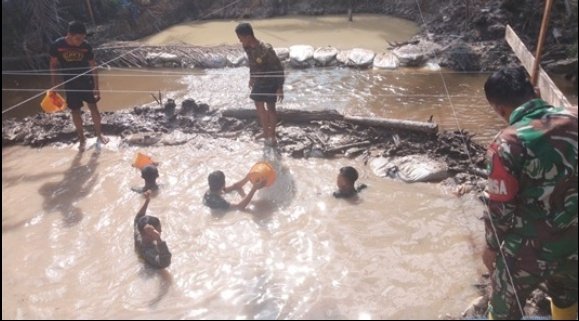 Gotong Royong TNI dan Warga Wujudkan Harapan Baru Lewat Pembangunan Tiga Jembatan Garuda