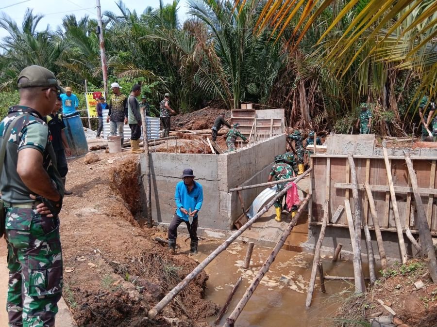 Gotong Royong TNI-Rakyat Percepat Pembangunan Jembatan ARMCO