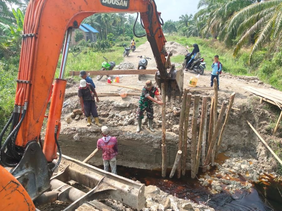 Gotong Royong TNI-Warga Percepat Pembangunan Jembatan Garuda