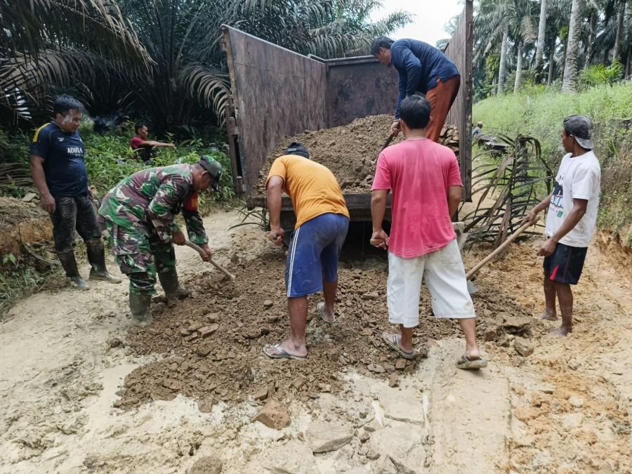 Gotong Royong Warga Desa Wono Mulyo : Jalan Desa Kembali Bersih, Silaturahmi Makin Erat