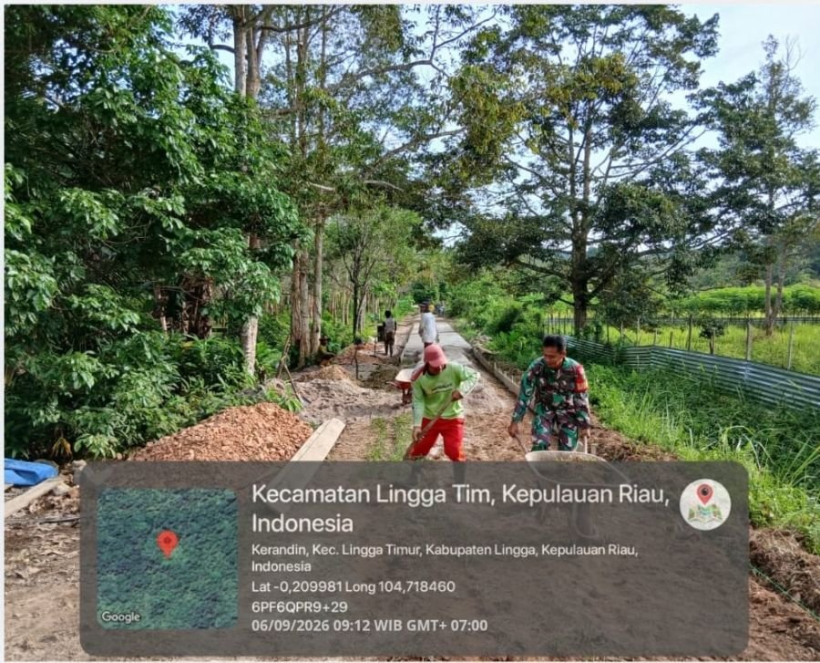 Gotong Royong Warga Kerandin Benahi Jalan Tak Rata, Babinsa Turun Pastikan Akses Aman bagi Masyaraka