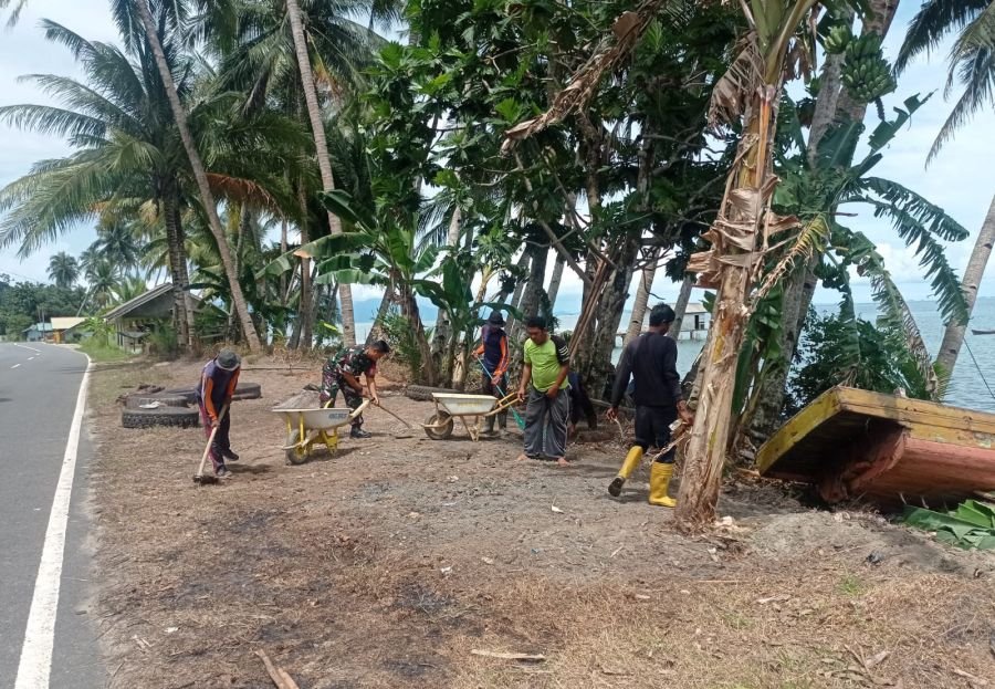 Gotong Royong Wujud Kepedulian Babinsa Koramil 04/Dabo bersama Warga Desa Persing