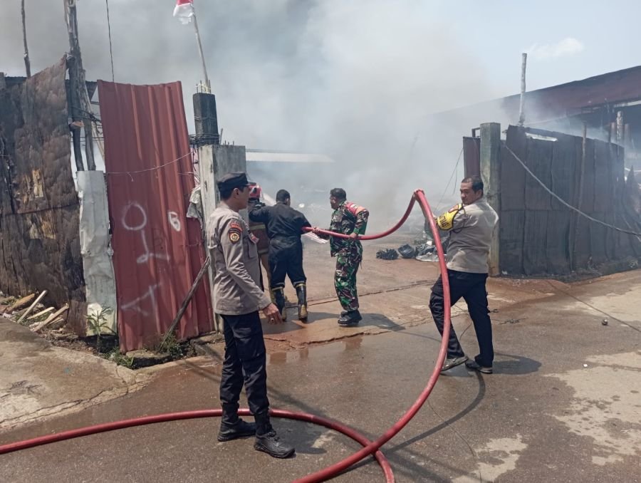 Gudang Rongsokan di Tanjung Unggat Terbakar, Kerugian Capai Rp250 Juta