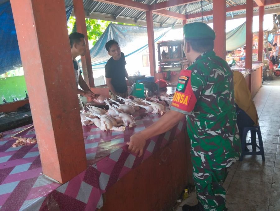 H-1 Idul Adha, Babinsa Sidak Harga Ayam di Pasar Kuala Semundam