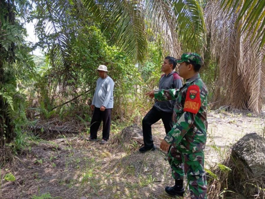 Hadapi Cuaca Ekstrem, Babinsa dan Masyarakat Perkuat Patroli Karhutla di Bukit Batu