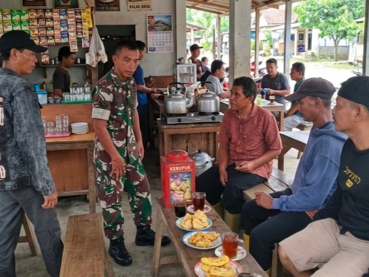 Hadapi Cuaca Ekstrem, Babinsa Koramil 01/Bangko Ajak Warga Jaga Kebersihan