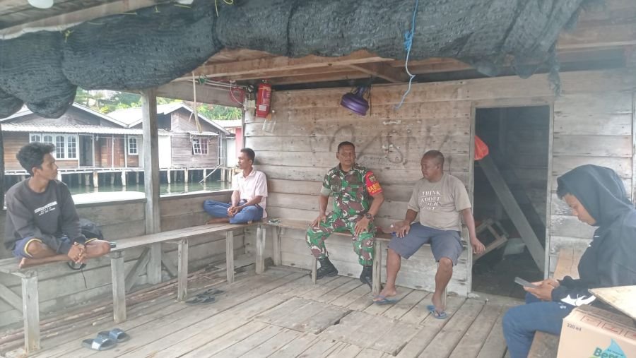 Hadapi Musim Angin Selatan, Babinsa Edukasi Warga Tajur Biru tentang Mitigasi Bencana