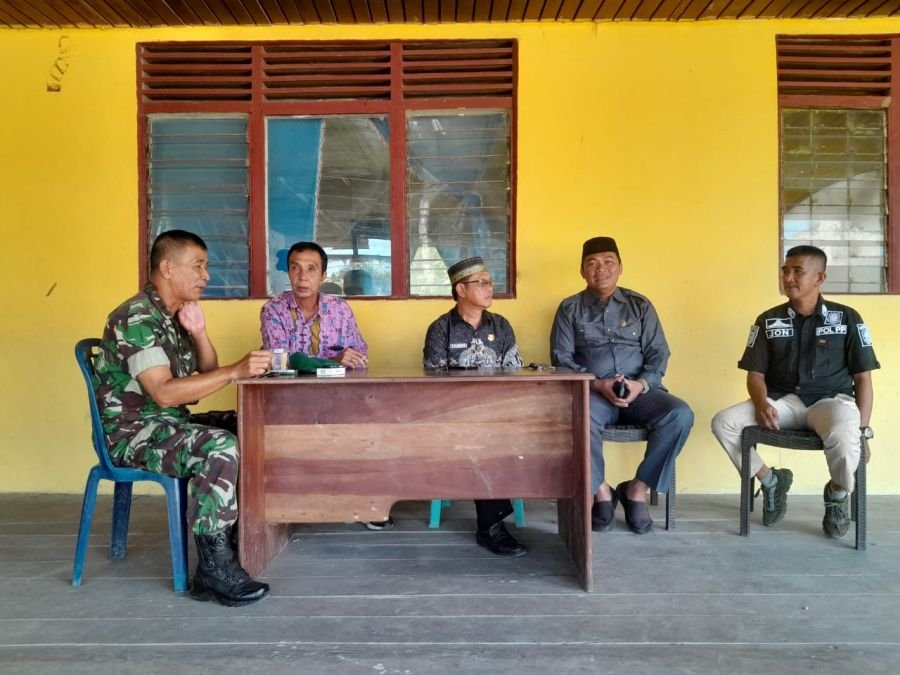 Hadapi Musim Kemarau, Babinsa Koramil 07/Reteh Gencarkan Komsos dan Edukasi Karhutla di Pulau Kijang