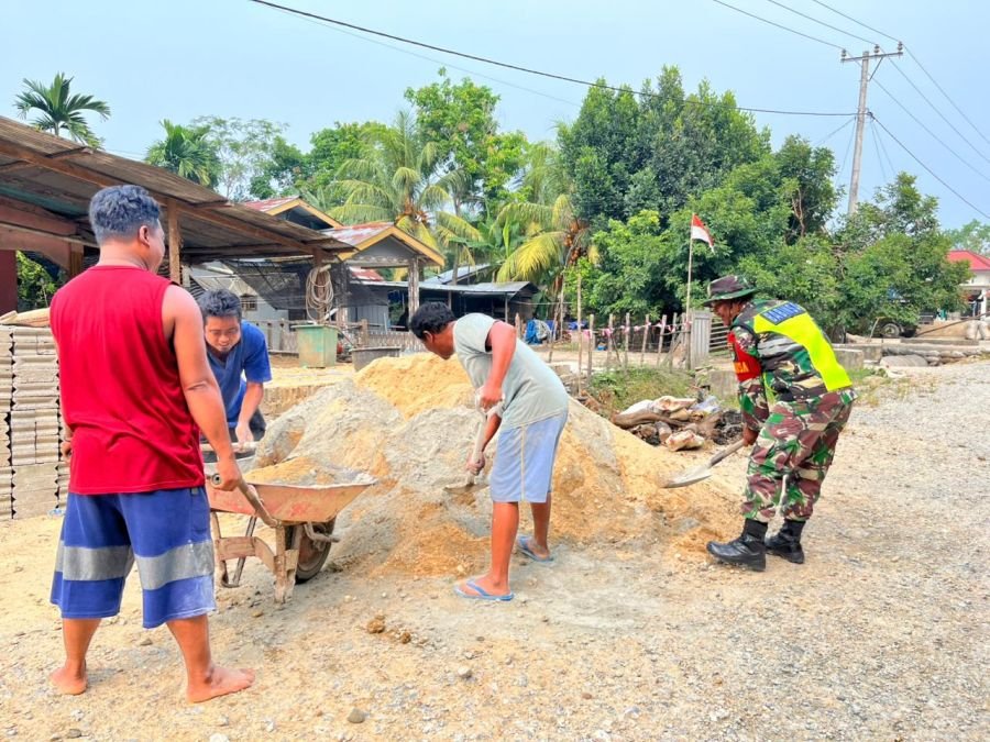 Hadir Bantu Sesama, Babinsa Koramil 09 Singingi Ikut Ringankan Beban Pembangunan Rumah Warga