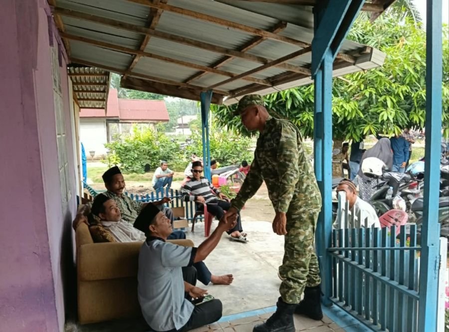 Hadir di Tengah Duka, Babinsa Tanjung Kapal Peltu Suardi Pererat Kedekatan dengan Warga Binaan