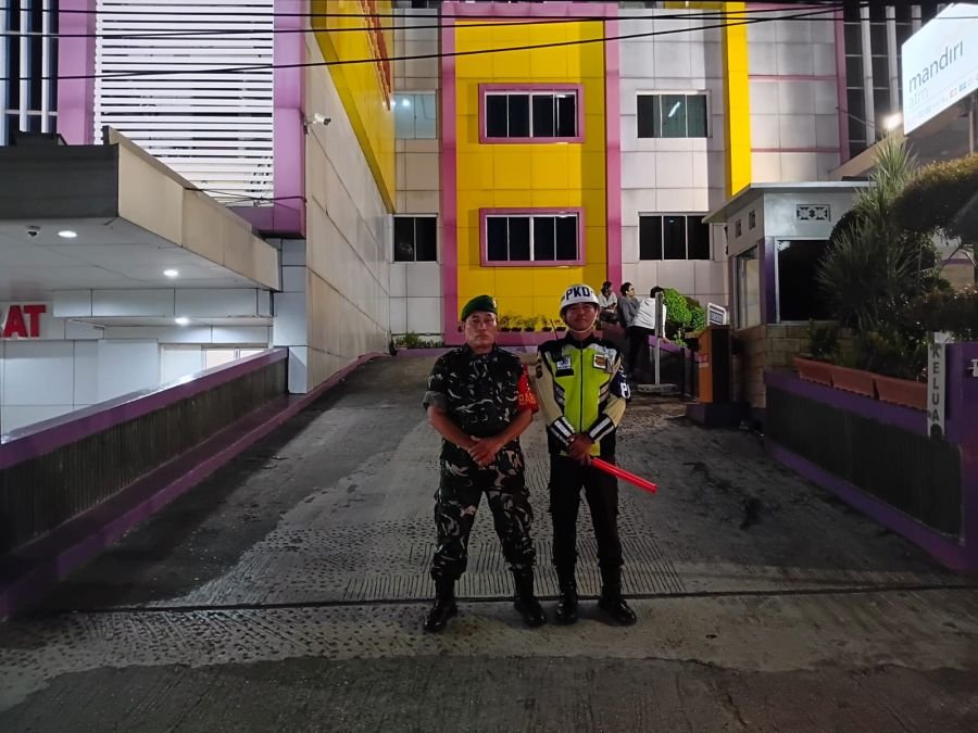 Hadir di Tengah Masyarakat, Babinsa Sukajadi Laksanakan Patroli Kamtibmas
