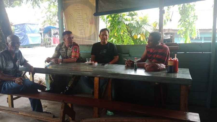 Hadir di Tengah Masyarakat, Babinsa Kampung Bandar Bangun Komunikasi dan Kebersamaan