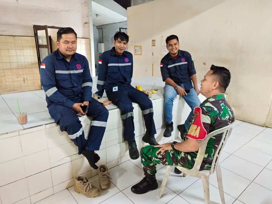 Hadir di Tengah Pekerja, Babinsa Rumbai Sampaikan Pesan Keselamatan dan Keamanan Lingkungan