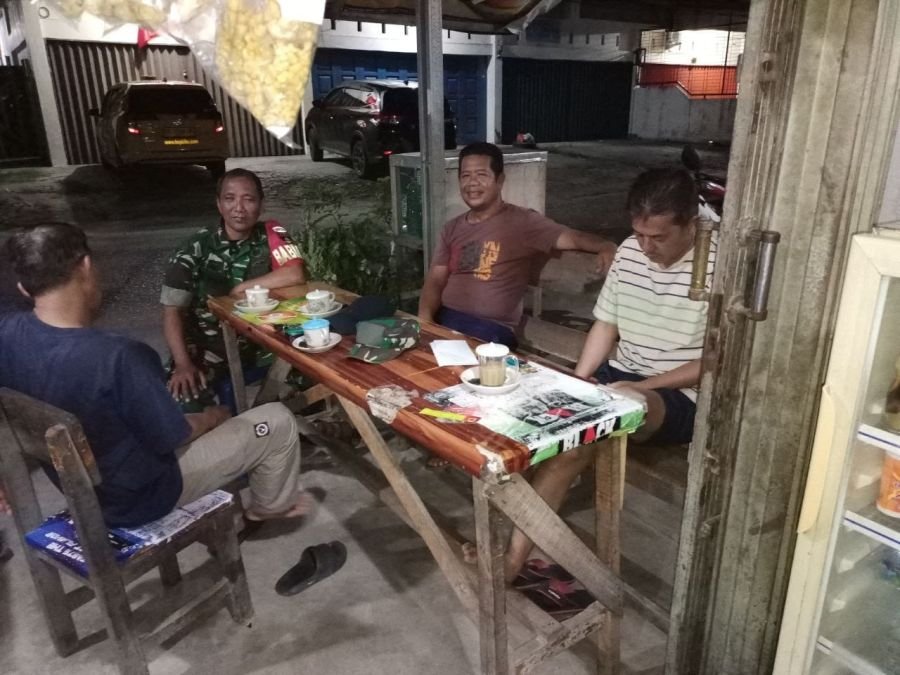 Hadir di Tengah Warga, Babinsa Padang Bulan Perkuat Siskamling Jaga Kamtibmas