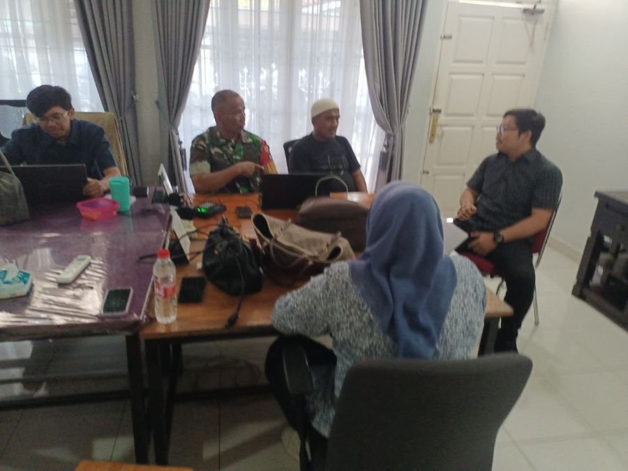 Hadir di Tengah Warga, Babinsa Padang Bulan Ajak Jaga Keamanan dan Kebersihan Lingkungan.