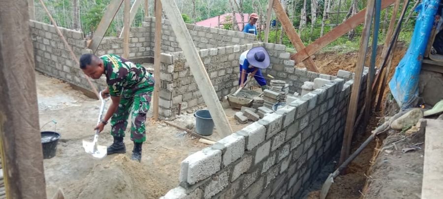 Hadir Nyata, Babinsa Turun Langsung Bantu Warga
