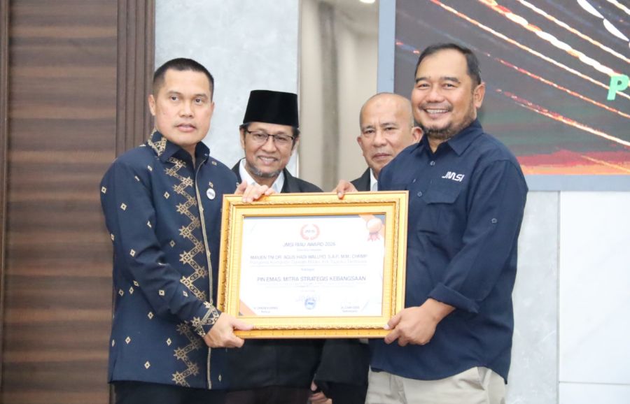 Hadiri HUT ke-6 JMSI dan HPN 2026, Pangdam XIX Tuanku Tambusai Terima Pin Emas
