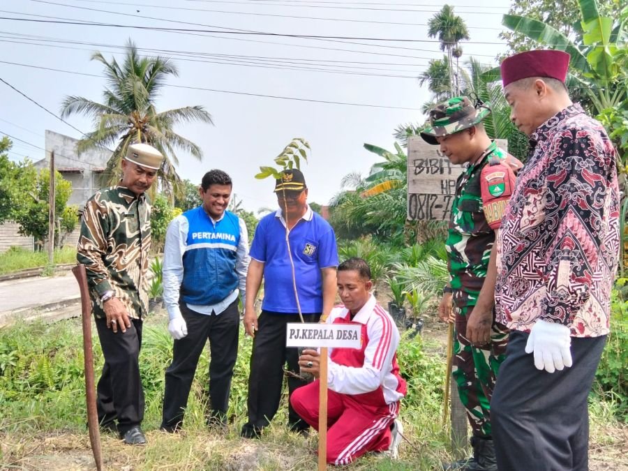 Hadiri Kegiatan Penghijauan, Babinsa Koramil 03/Mandau Dukung Penanaman Pohon di Desa Simpang Padang