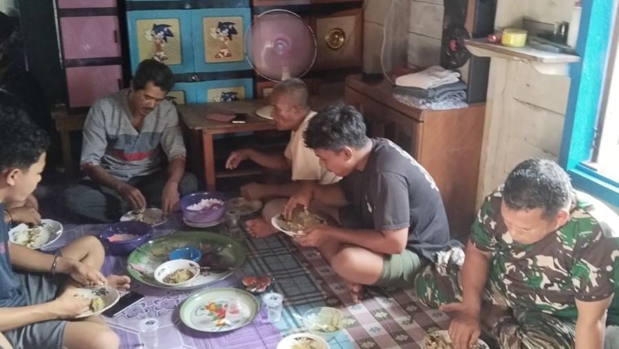 Hadiri Kenduri Kebun Warga di Marok Kecil, Babinsa Koramil 04/Dabo, Kodim 0315/TPI, Wujudkan TNI Dek