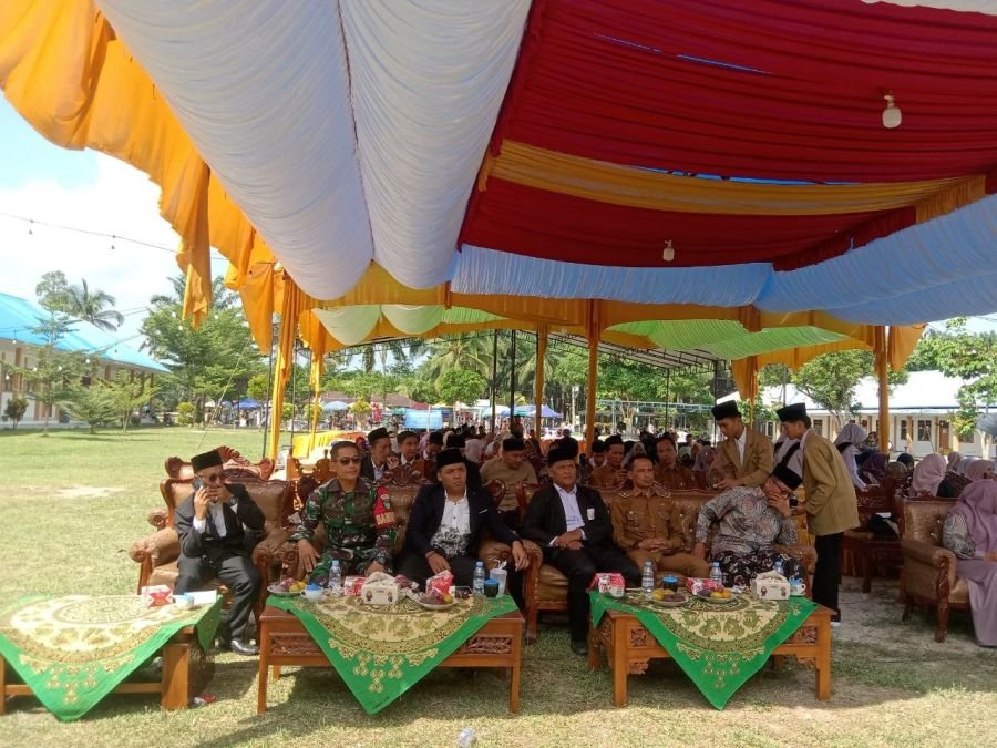 Hadiri Perpisahan dan Pelepasan Siswa, Babinsa Sari Galuh Koramil 16/Tapung Berikan Motivasi