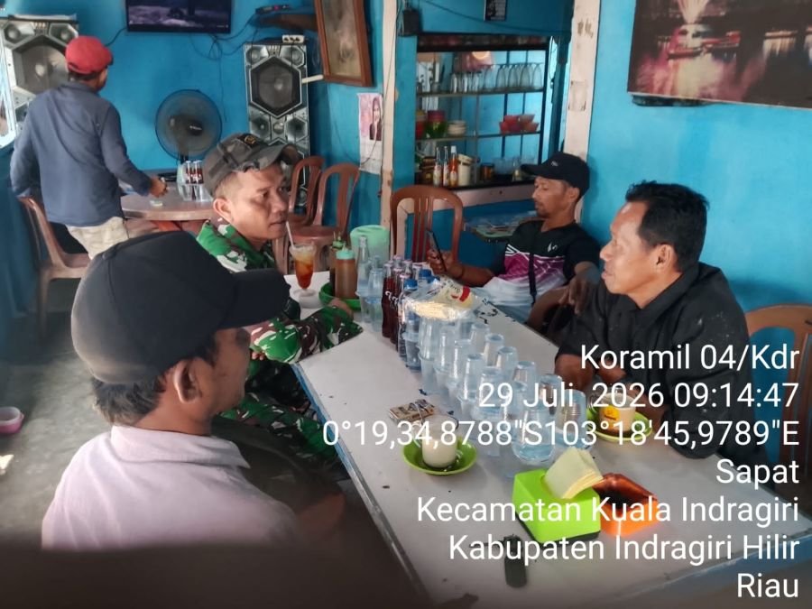 Hangat dan Akrab, Babinsa 04/Kuindra Serda Erwin Komsos Rutin dengan Warga Sapat
