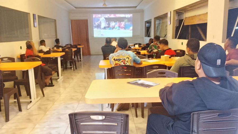 Hangatkan Kebersamaan, Anggota Koramil 01/Dumai Kota Nobar Bersama Warga di Sedap Nyo Kopi