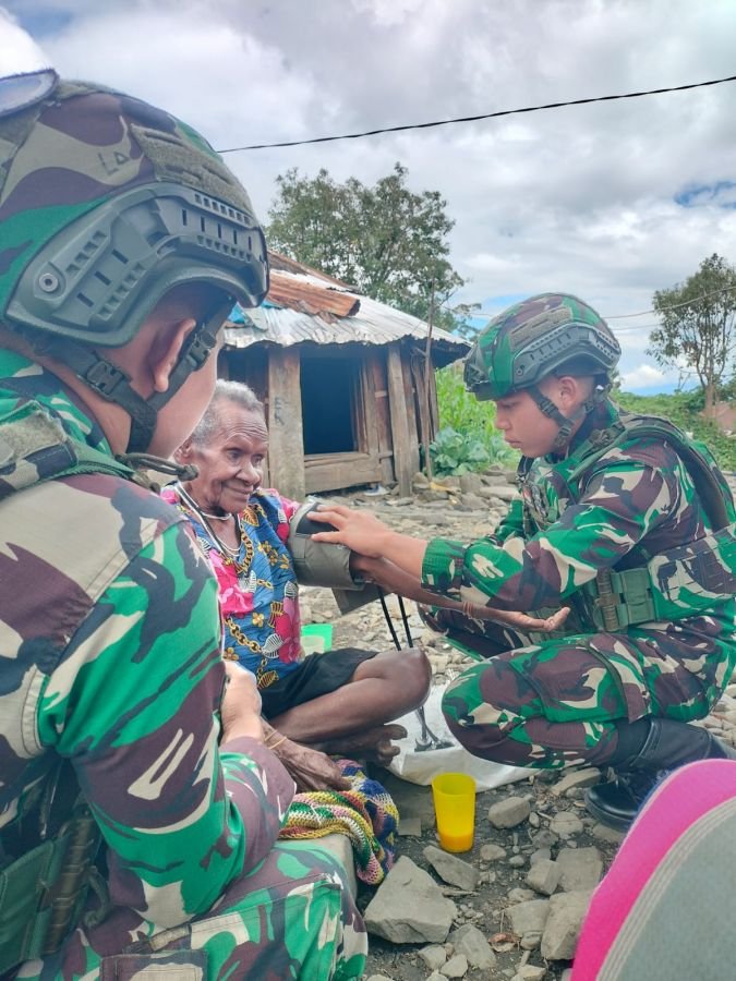 Hangatkan Kebersamaan, Satgas Yonif 136/Tuah Sakti Sambangi Rumah Warga Kampung Lungguneri