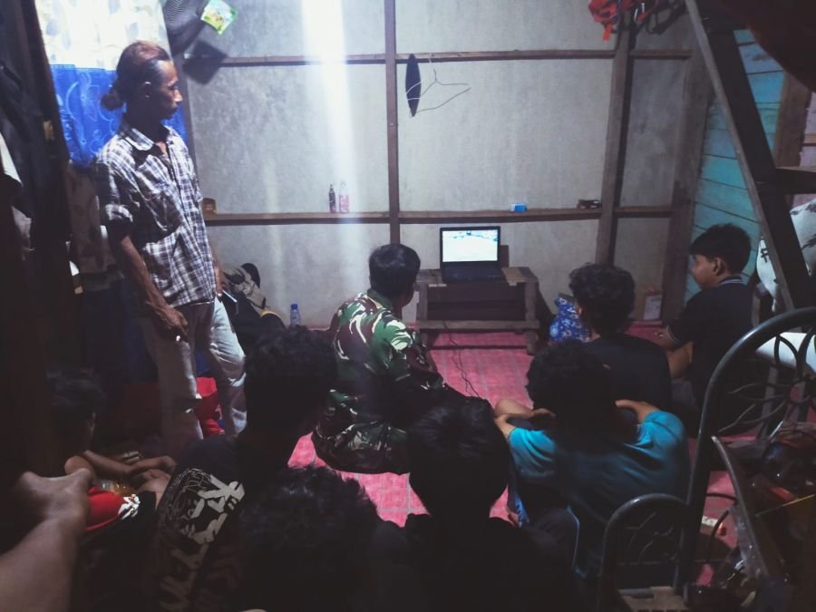 Hangatkan Silaturahmi, Babinsa Belungkur Nobar Piala Dunia Bersama Masyarakat
