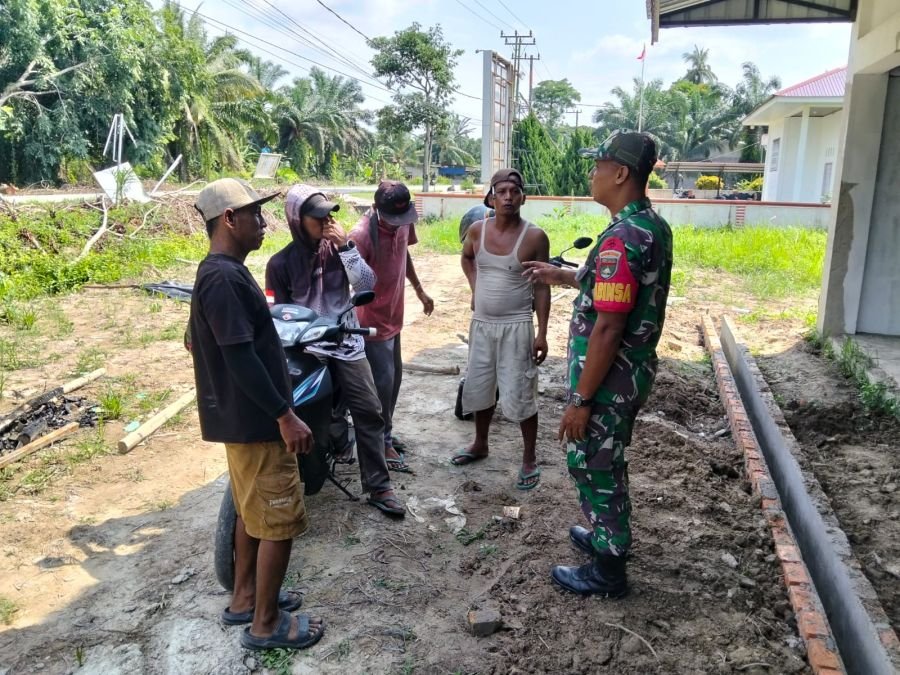 Hangatkan Silaturahmi, Babinsa Koramil 05/Bukit Batu Jalin Kedekatan dengan Warga Sungai Siput