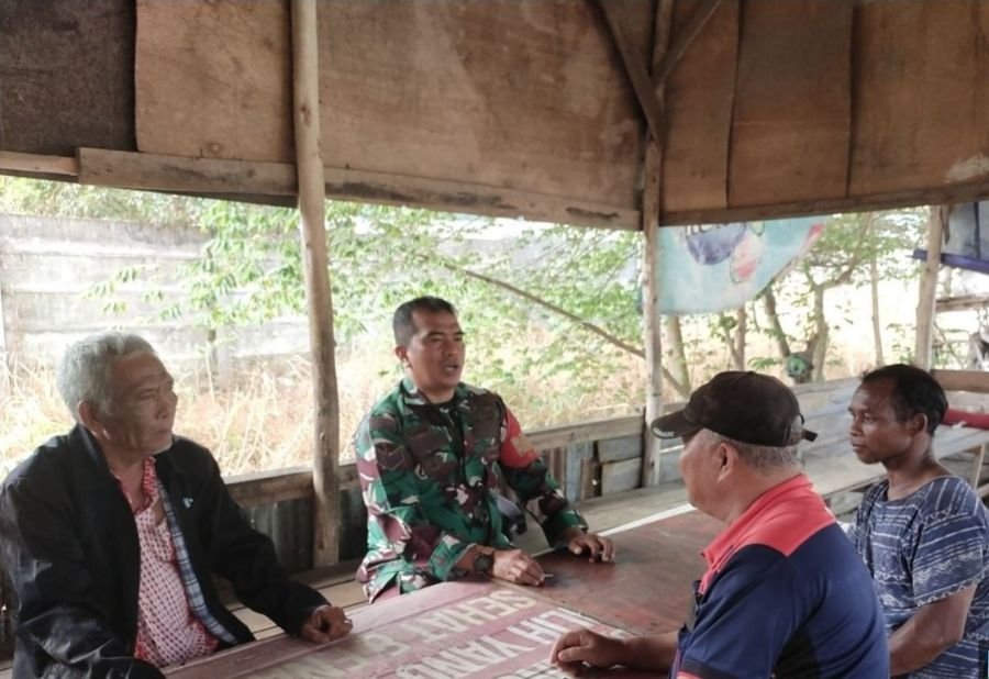 Hangatnya Kebersamaan Babinsa dan Warga di Ujung Jalan Riau
