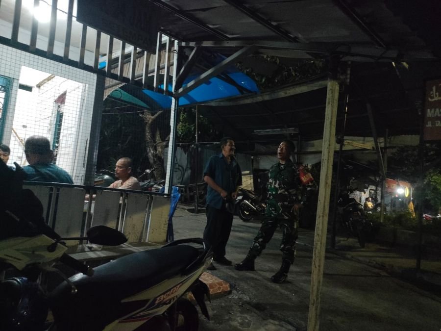 Hangatnya Kebersamaan di Pos Ronda, Babinsa dan Warga Tanjungrhu Jaga Kamtibmas