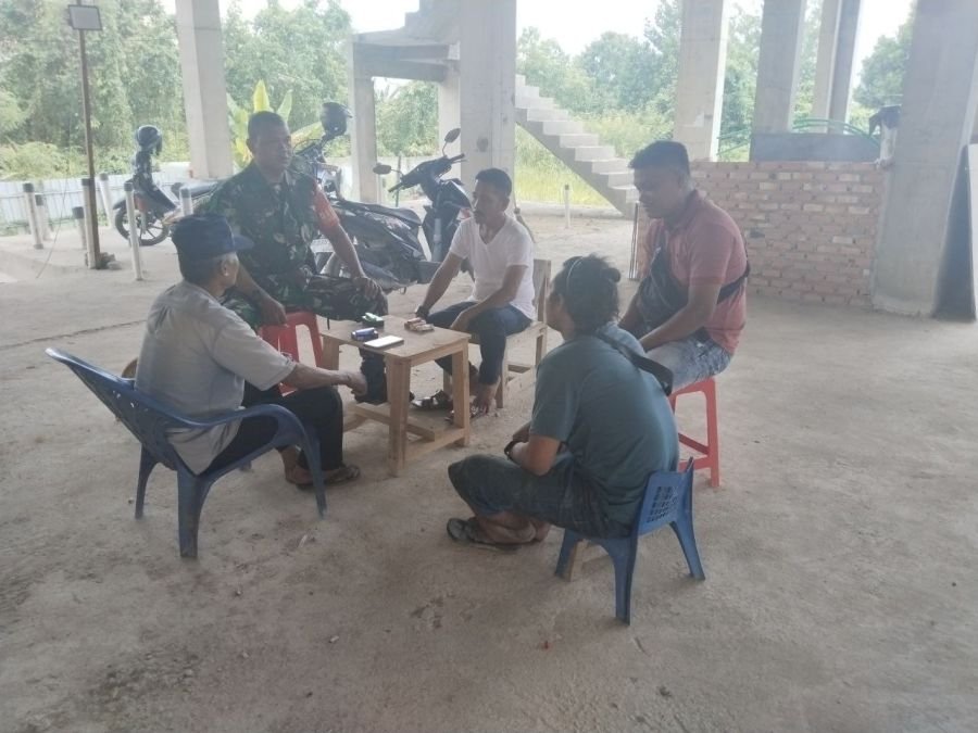 Hangatnya Kebersamaan di Tengah Terik, Babinsa Tampan Rangkul Warga Lewat Komsos Penuh Makna