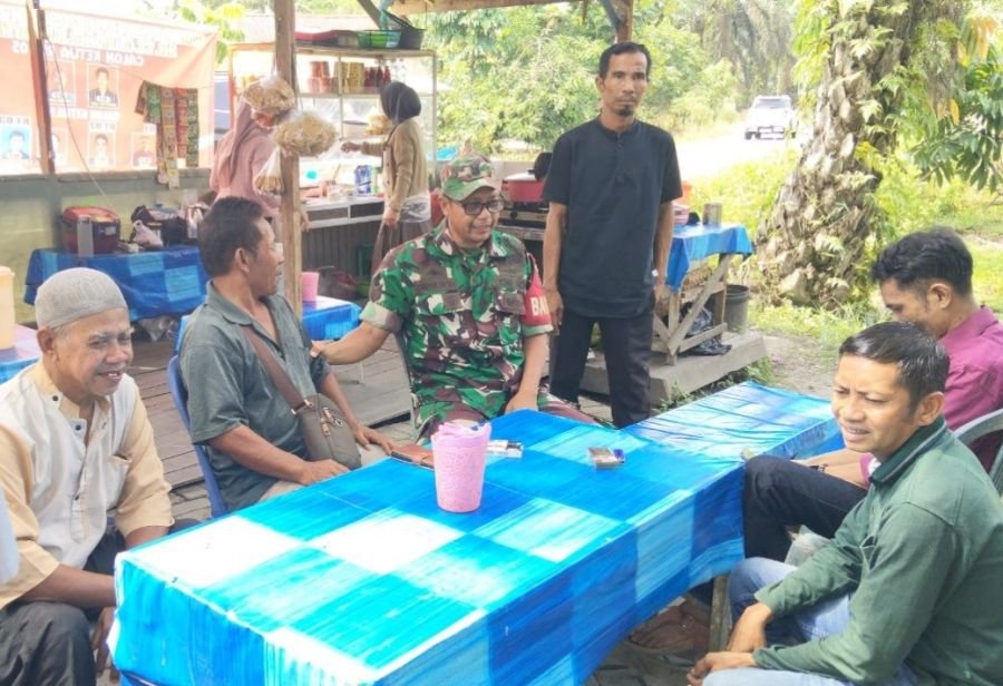 Hangatnya Komsos di Okura, Babinsa Pererat Kebersamaan dengan Warga