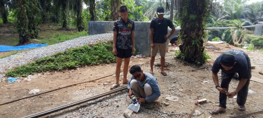 Hari ini, Pembangunan Jembatan Gantung Garuda Tahap III Desa Sukaraja Fokus Pembuatan Roller