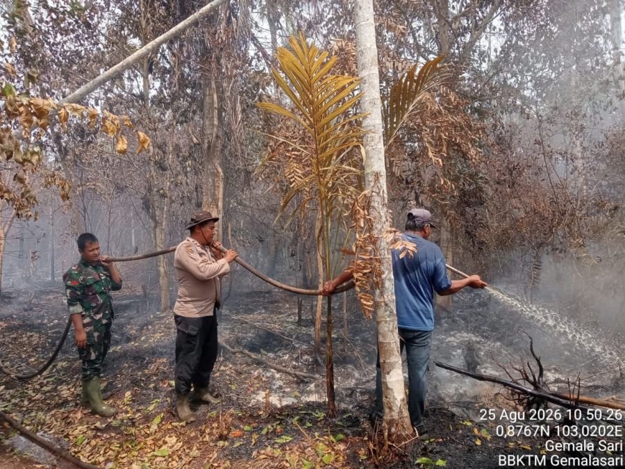 Hari Ke-10, TNI-Polri dan Masyarakat Masih Lakukan Pendinginan di Bekas Karlahut Dusun Purwoasri