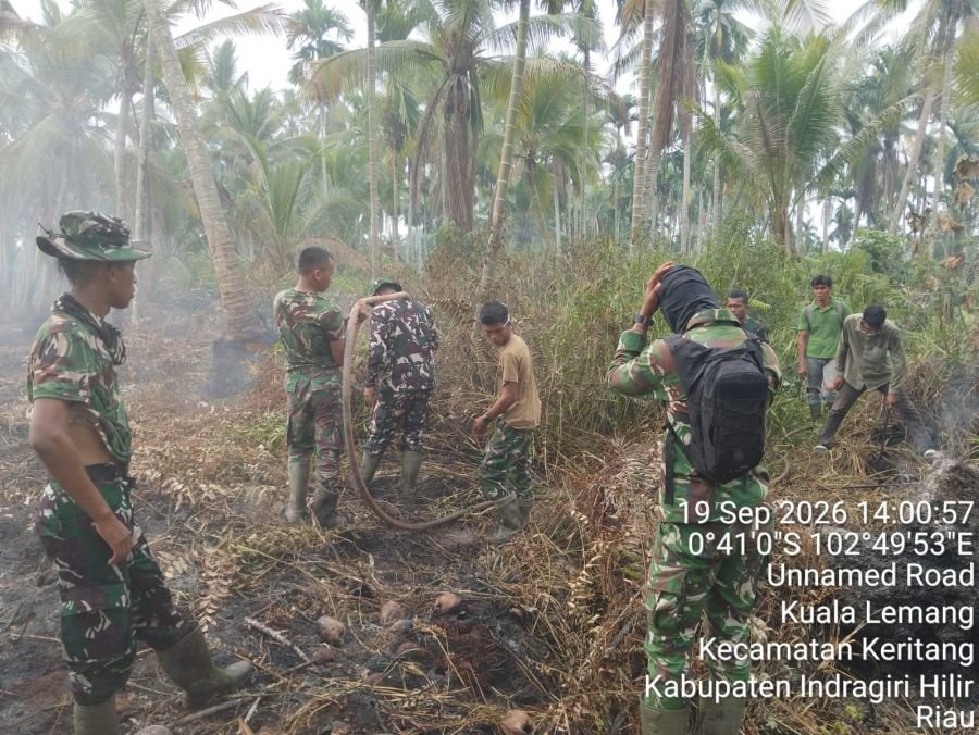Hari Ke-5 Karhutla di Kuala Lemang Masih Berasap, Babinsa 09/Kemuning Terus Lakukan Pemadaman
