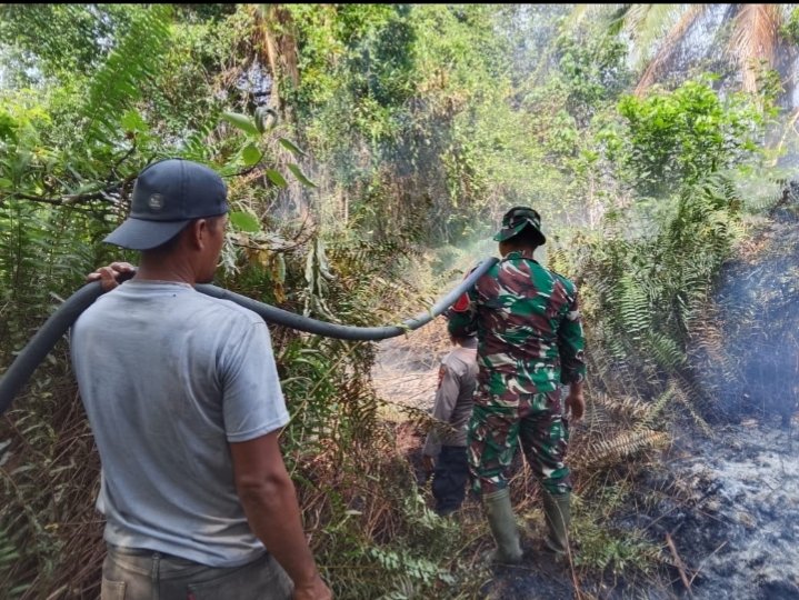 Hari Ke-7,TNI-Polri & Masyarakat Terus Lakukan Pendinginan Lahan Gambut Bekas Kebakaran Gemala Sari