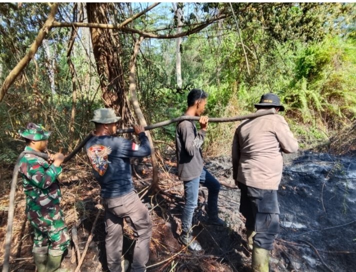 Hari Ke-8, Babinsa dan Polsek Rangsang Terus Lakukan Pendinginan di Desa Gemala Sari