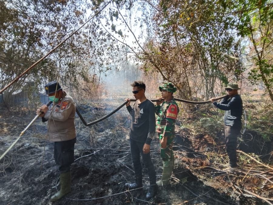 HARI KE-8 KARHUTLA DI DESA GEMALA SARI, TNI-POLRI DAN WARGA TETAP SOLID LAKUKAN PENDINGINAN