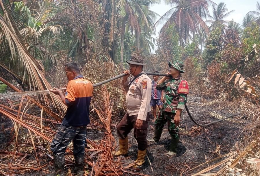 HARI KE-9,TNI-POLRI & MASYARAKAT BAHU-MEMBAHU LAKUKAN PENDINGINAN BEKAS KARHUTLA DI DESA GEMALA SARI
