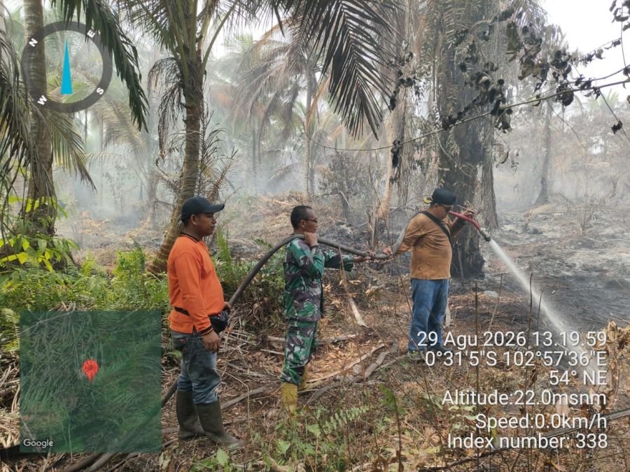 Hari Kedua, Babinsa 03/Tempuling Pastikan 1 Hektare Lahan Gambut Aman