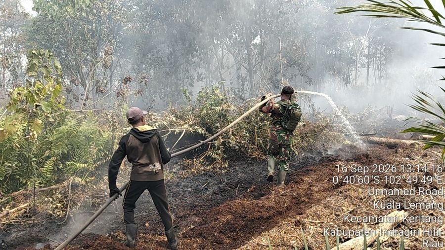 Hari Kedua - Babinsa Koramil 09/Kemuning Lanjutkan Pemadaman Karhutla di Desa Kuala Lemang